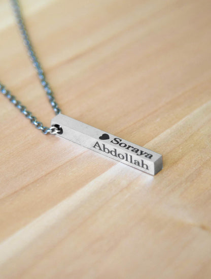Collana con barra incisa personalizzata – Ciondolo a 4 lati – Regalo in acciaio inossidabile – Personalizzato per lui e per lei – Regalo per mamma e papà – Festa della mamma