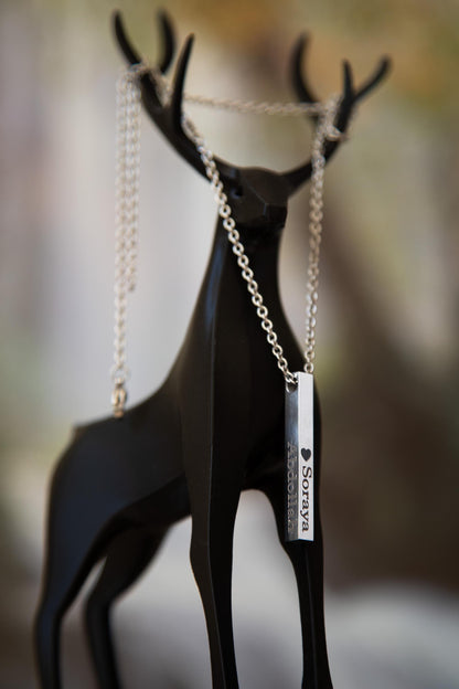 Collana con barra incisa personalizzata – Ciondolo a 4 lati – Regalo in acciaio inossidabile – Personalizzato per lui e per lei – Regalo per mamma e papà – Festa della mamma