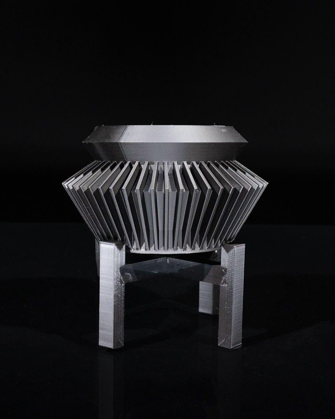 Quano Planter – Moderno vaso geometrico stampato in 3D con supporto e drenaggio, arredamento contemporaneo per la casa