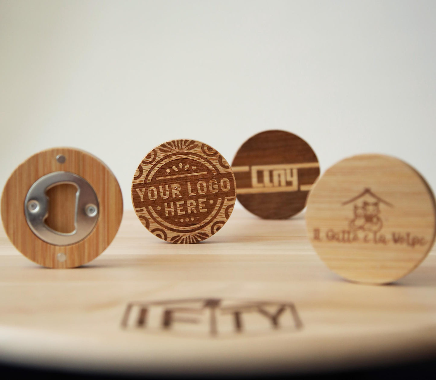 Apribottiglie in legno personalizzato: regalo perfetto per tutte le feste!