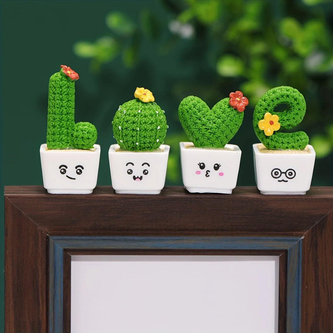 Set 4-pezzi “Love & Cactus” – Statuette in Resina per Interni e Tavoli