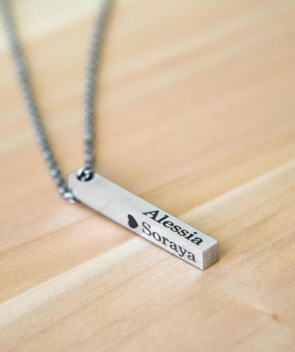 Collana con barra incisa personalizzata – Ciondolo a 4 lati – Regalo in acciaio inossidabile – Personalizzato per lui e per lei – Regalo per mamma e papà – Festa della mamma