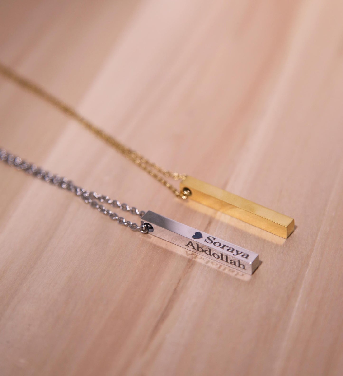 Collana con barra incisa personalizzata – Ciondolo a 4 lati – Regalo in acciaio inossidabile – Personalizzato per lui e per lei – Regalo per mamma e papà – Festa della mamma