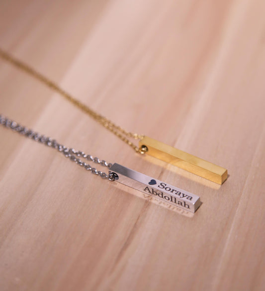 Collana con barra incisa personalizzata – Ciondolo a 4 lati – Regalo in acciaio inossidabile – Personalizzato per lui e per lei – Regalo per mamma e papà – Festa della mamma