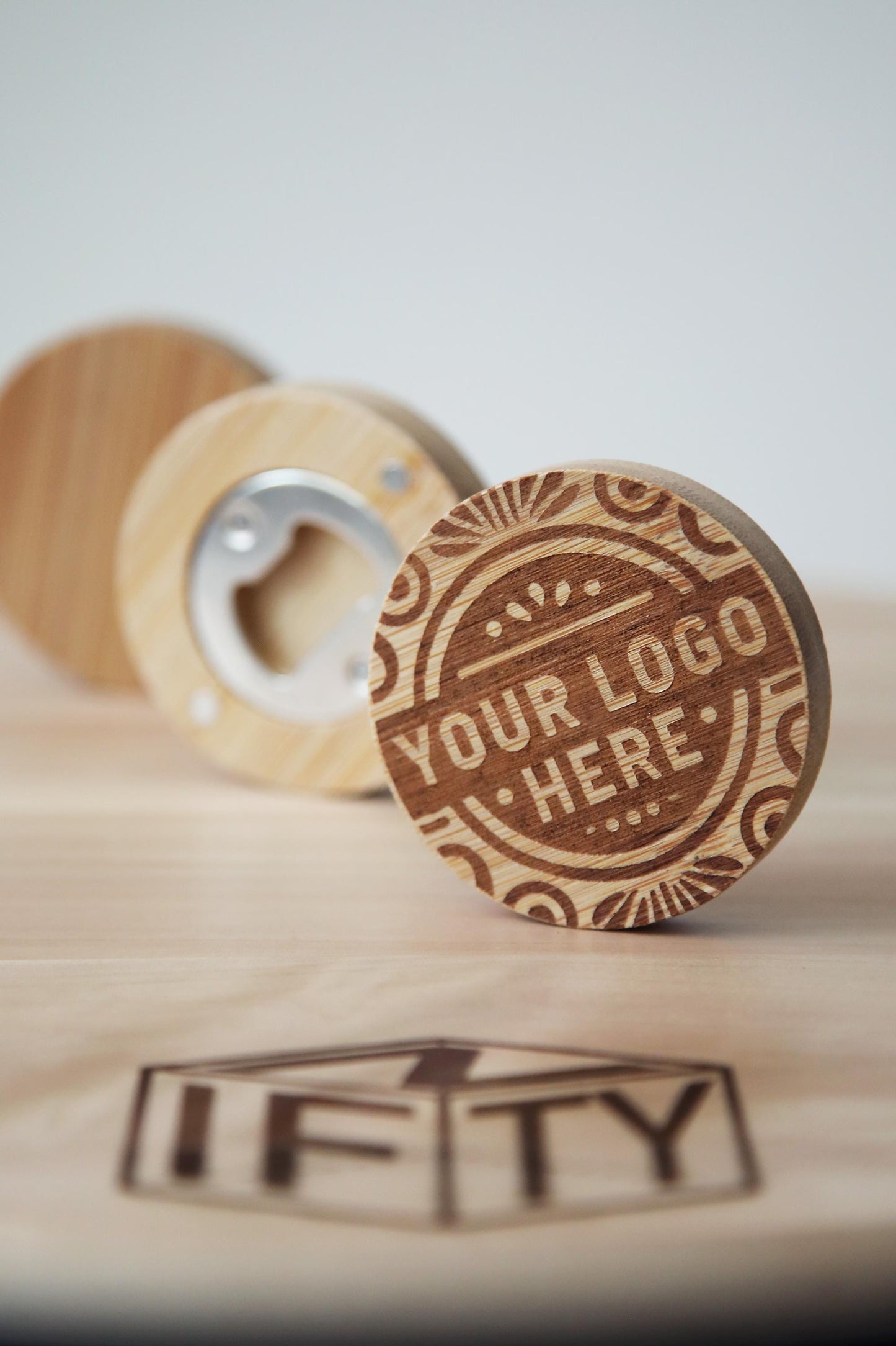 Apribottiglie in legno personalizzato: regalo perfetto per tutte le feste!