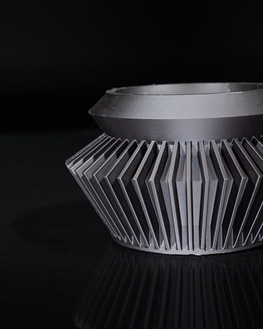 Quano Planter – Moderno vaso geometrico stampato in 3D con supporto e drenaggio, arredamento contemporaneo per la casa